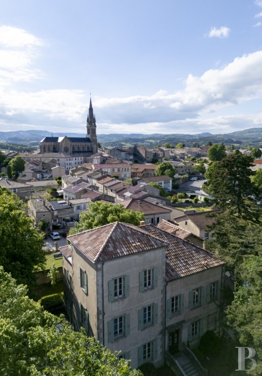 En Ardèche, à Vernoux-en-Vivarais, une maison du 19e siècle et son jardin dominant les reliefs - photo  n°35